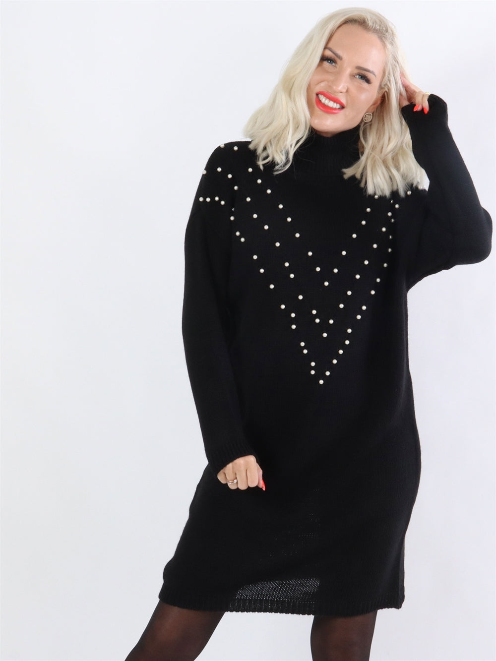 Ana - Strikkjole med rullekrave og hvide perler